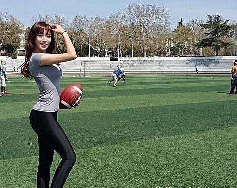 曾火遍全网“最美体育老师”被49岁肌肉大叔虏获现实版美女与野兽