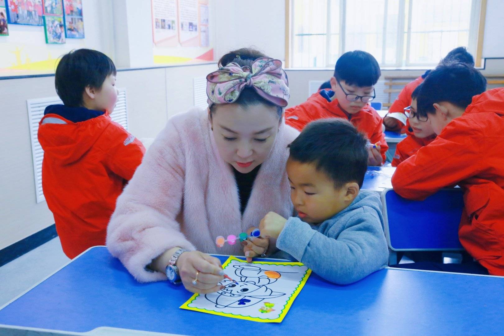 “<strong></p>
<p>丝路基金</strong>我们的中国梦”陪儿童村的孩子快乐成长