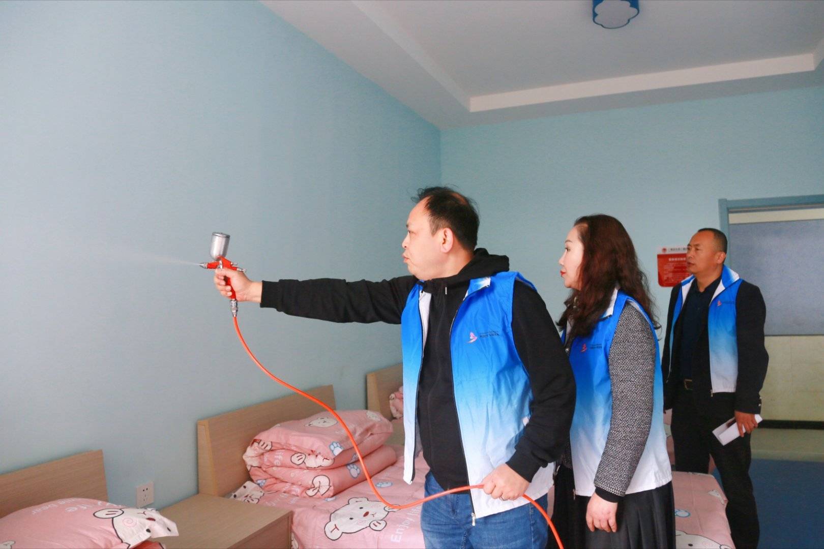 “<strong></p>
<p>丝路基金</strong>我们的中国梦”陪儿童村的孩子快乐成长