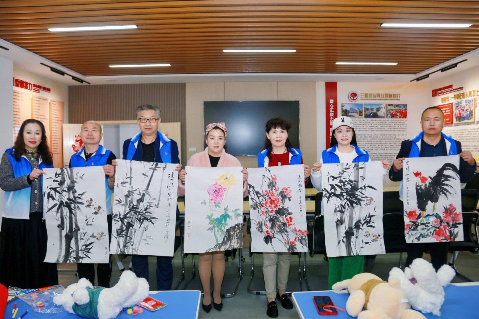 “<strong></p>
<p>丝路基金</strong>我们的中国梦”陪儿童村的孩子快乐成长