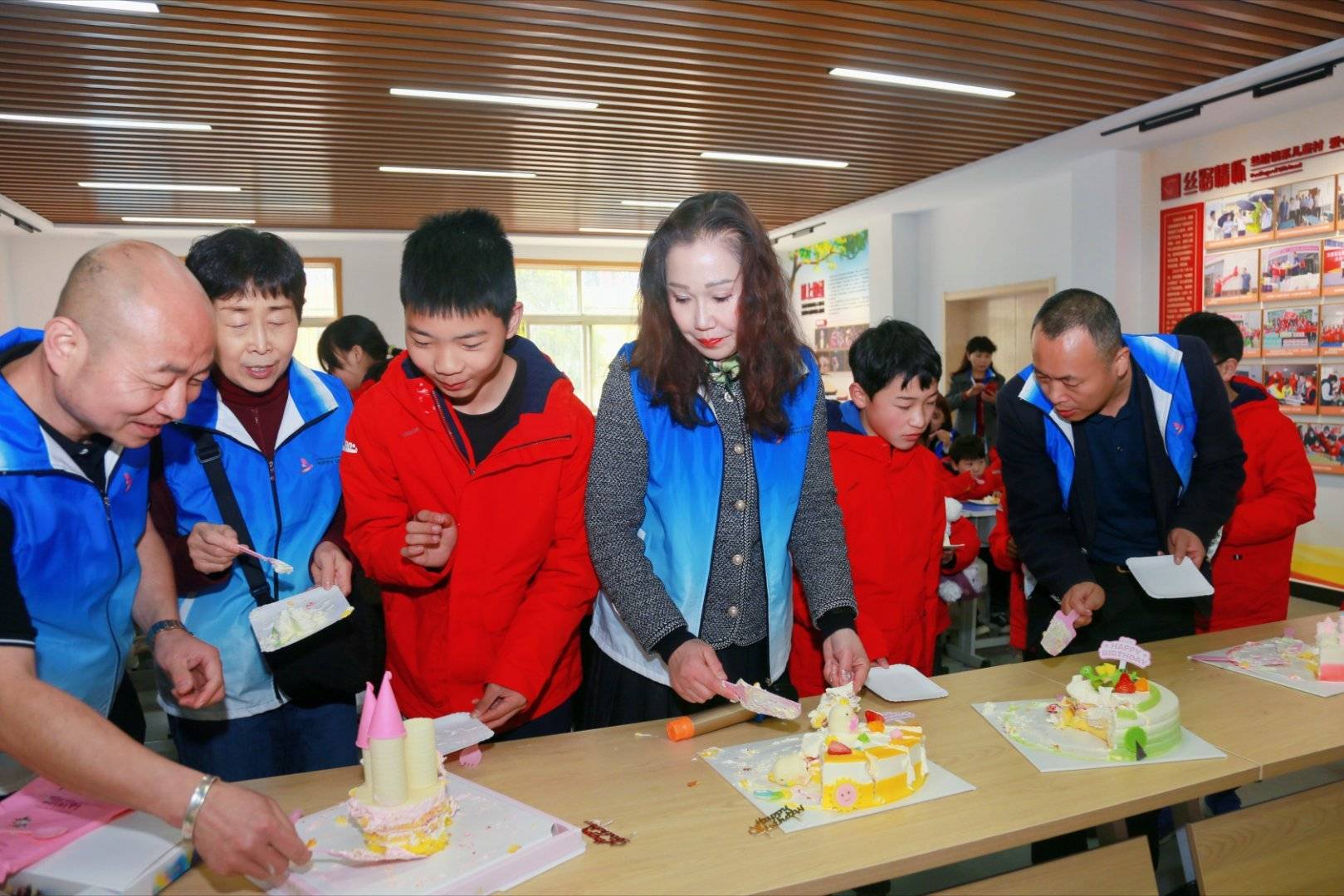 “<strong></p>
<p>丝路基金</strong>我们的中国梦”陪儿童村的孩子快乐成长