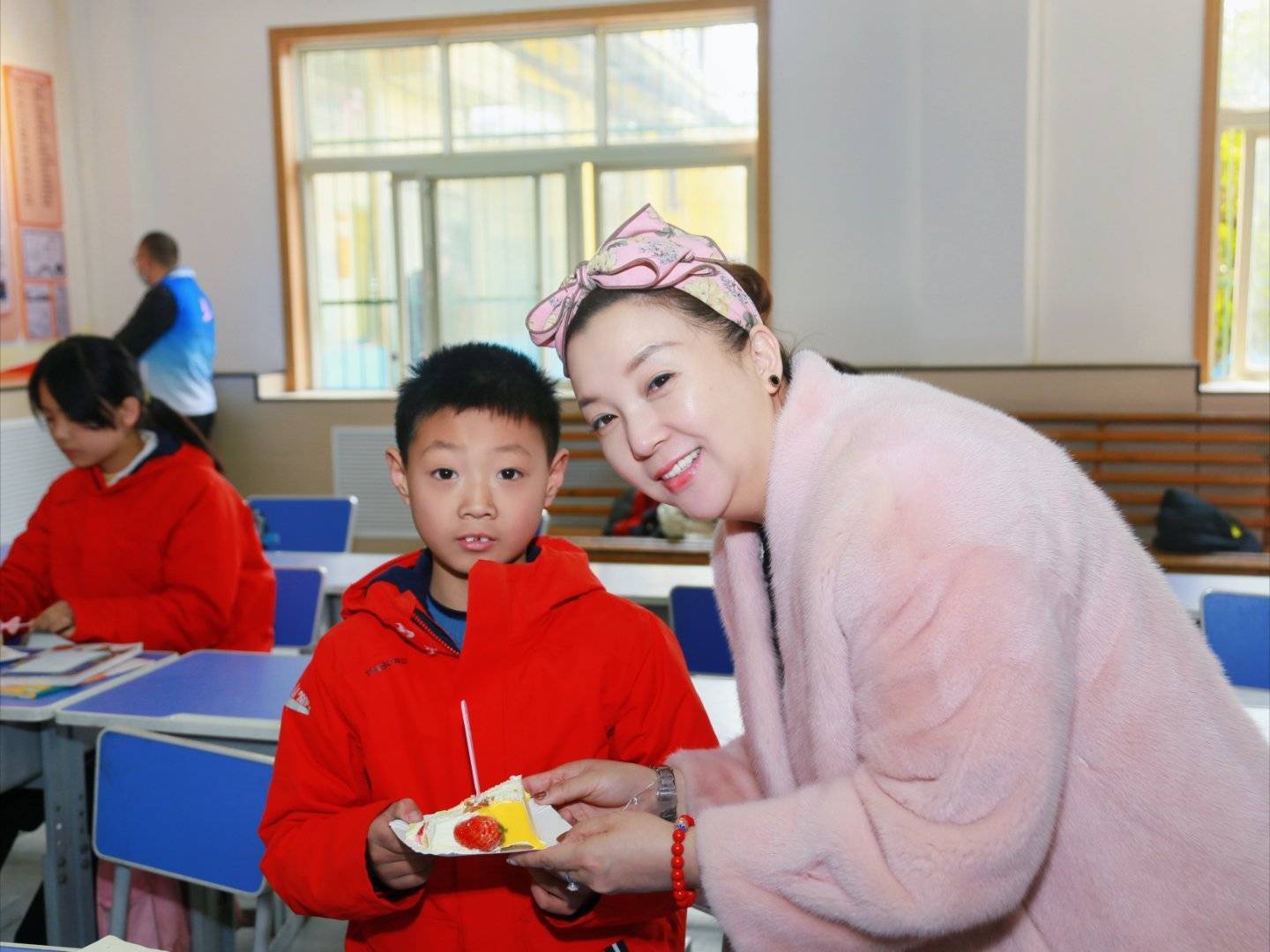 “<strong></p>
<p>丝路基金</strong>我们的中国梦”陪儿童村的孩子快乐成长