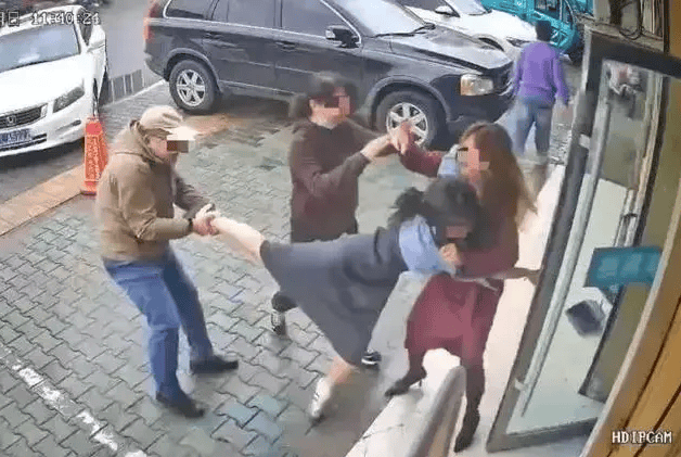 公职夫妻因挪车将女子打骨折<strong></p>
<p>虚拟币价值网址</strong>，想40万私了？通报来了