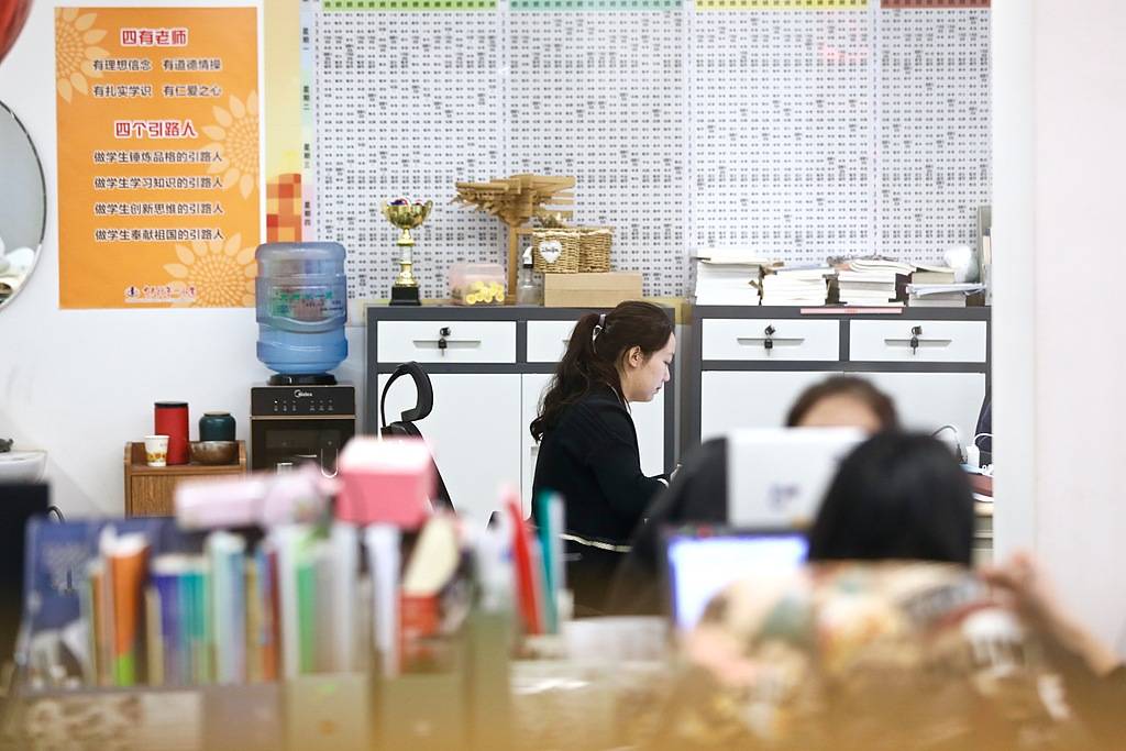 班主任放狠话“全家死了就不用签字”<strong></p>
<p>虚拟币app源代码</strong>，被调岗或许是福报
