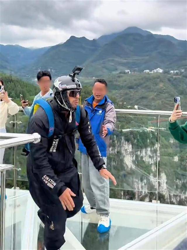 视频疯传！外国男子云南跳伞开伞失败<strong></p>
<p>猎豹浏览器虚拟币</strong>，急速坠落？景区澄清：视频不完整，开伞成功了