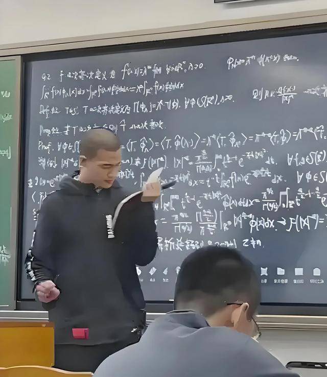 韦东奕上课照片走红<strong></p>
<p>chat虚拟币活动</strong>，新发型吸睛，网友：板书真漂亮，可惜看不懂