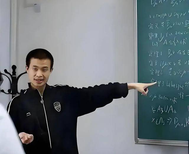 韦东奕上课照片走红<strong></p>
<p>chat虚拟币活动</strong>，新发型吸睛，网友：板书真漂亮，可惜看不懂