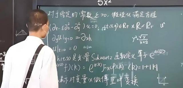 韦东奕上课照片走红<strong></p>
<p>chat虚拟币活动</strong>，新发型吸睛，网友：板书真漂亮，可惜看不懂