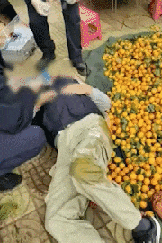 昆明一老人赶集摔倒压坏水果摊！中午就带着家属找来了<strong></p>
<p>虚拟币推广任务</strong>，摊主慌了……