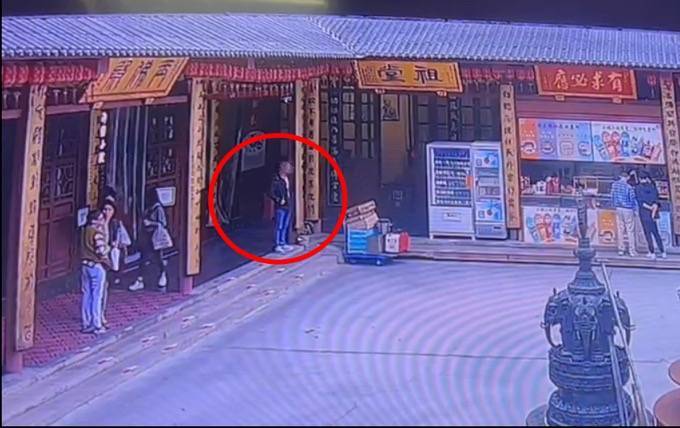 自制缠满双面胶的铁片<strong></p>
<p>赠送客户虚拟币</strong>，男子在寺庙内盗窃功德箱被行拘