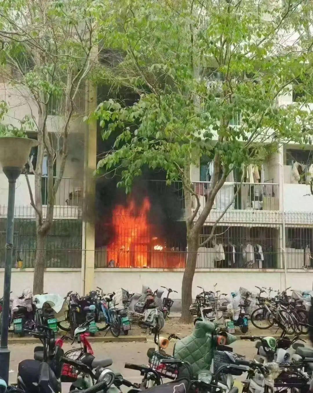 高校宿舍发生大火<strong></p>
<p>赠送客户虚拟币</strong>，宿管逃跑、学生逃生被堵？校方回应：没有学生受伤，宿管没第一个跑