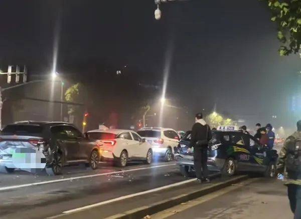 凌晨<strong></p>
<p>虚拟币提现人民币</strong>，上海一路口多车追尾！目击者：疑似大货车惹祸，撞击力度大