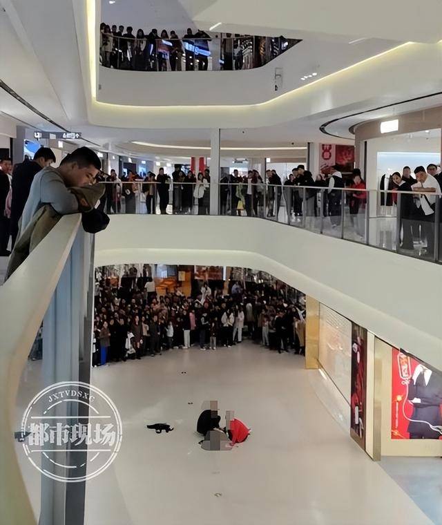 山东济宁一女孩在商场坠亡<strong></p>
<p>虚拟币提现人民币</strong>，其倚靠的扶梯玻璃护栏疑似脱落，警方回应