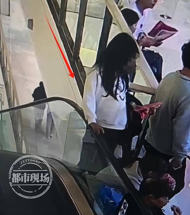 山东济宁一女孩在商场坠亡<strong></p>
<p>虚拟币提现人民币</strong>，其倚靠的扶梯玻璃护栏疑似脱落，警方回应