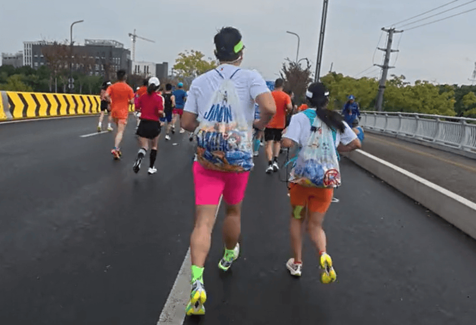 苏州马拉松一男一女将给选手的免费零食打包“负重”奔跑<strong></p>
<p>idex虚拟币交易所</strong>？主办方回应