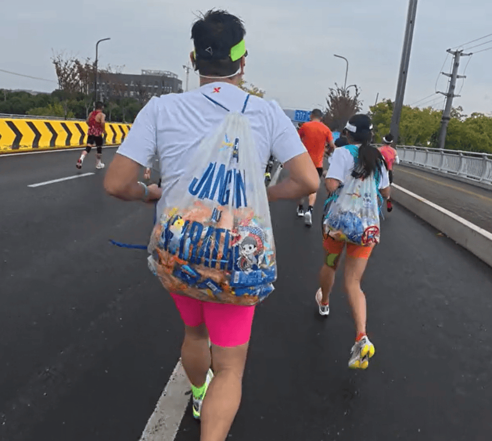 苏州马拉松一男一女将给选手的免费零食打包“负重”奔跑<strong></p>
<p>idex虚拟币交易所</strong>？主办方回应