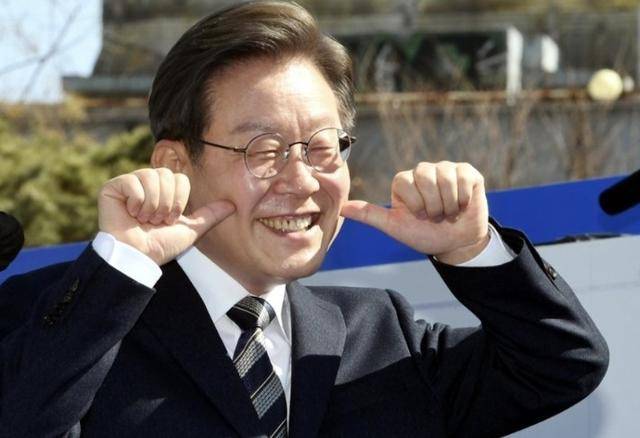 执政党捏着鼻子要“保尹”<strong></p>
<p>虚拟币上币白皮书书写流程</strong>，尹锡悦的总统宝座，将由8个人决定