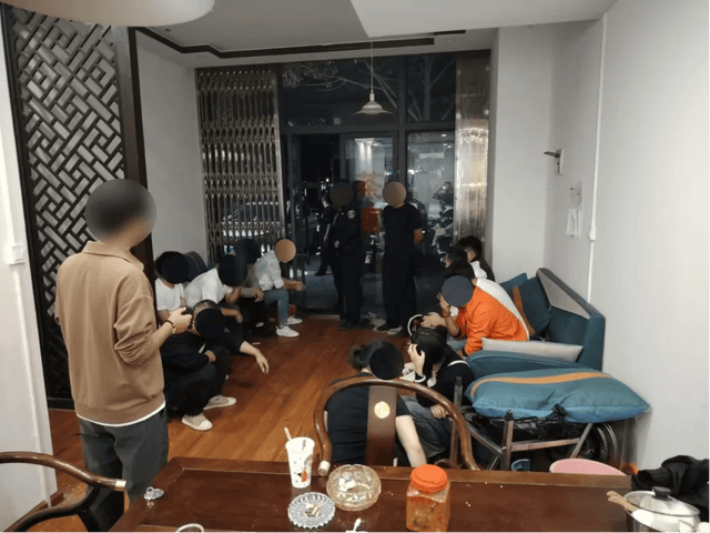 昆明警方披露：多人聚集<strong></p>
<p>用电脑开挖虚拟币</strong>，竟然在干这件事，被“一锅端”！现场曝光……