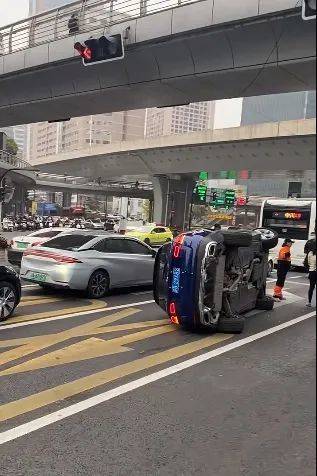 上海一奔驰车在路口侧翻<strong></p>
<p>用电脑开挖虚拟币</strong>，驾驶员擦伤！目击者讲述现场情况