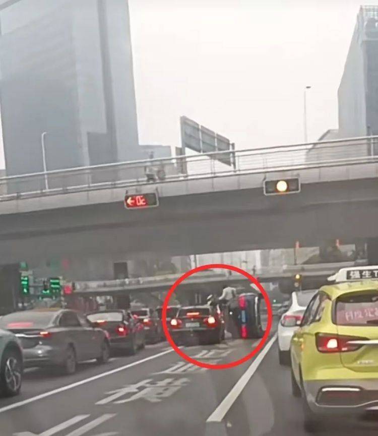 上海一奔驰车在路口侧翻<strong></p>
<p>用电脑开挖虚拟币</strong>，驾驶员擦伤！目击者讲述现场情况