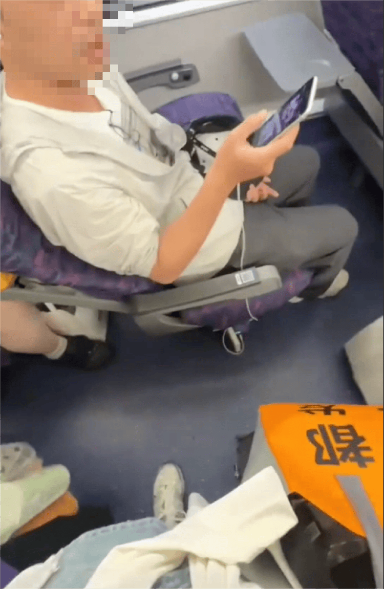 母女俩列车霸座还持刀威胁<strong></p>
<p>用电脑开挖虚拟币</strong>，12306回应