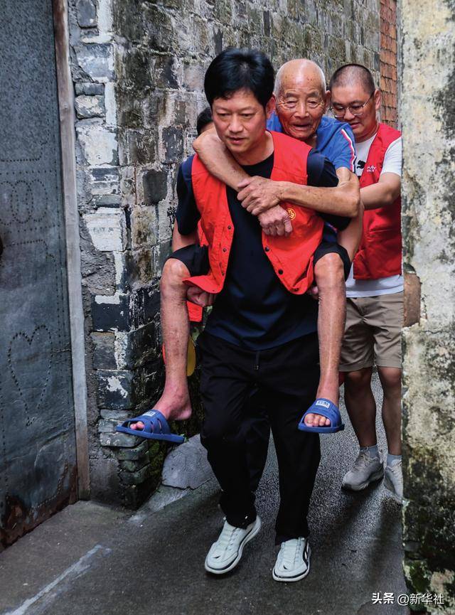 瞭望·治国理政纪事｜“<strong></p>
<p>用电脑开挖虚拟币</strong>我也是个老基层”