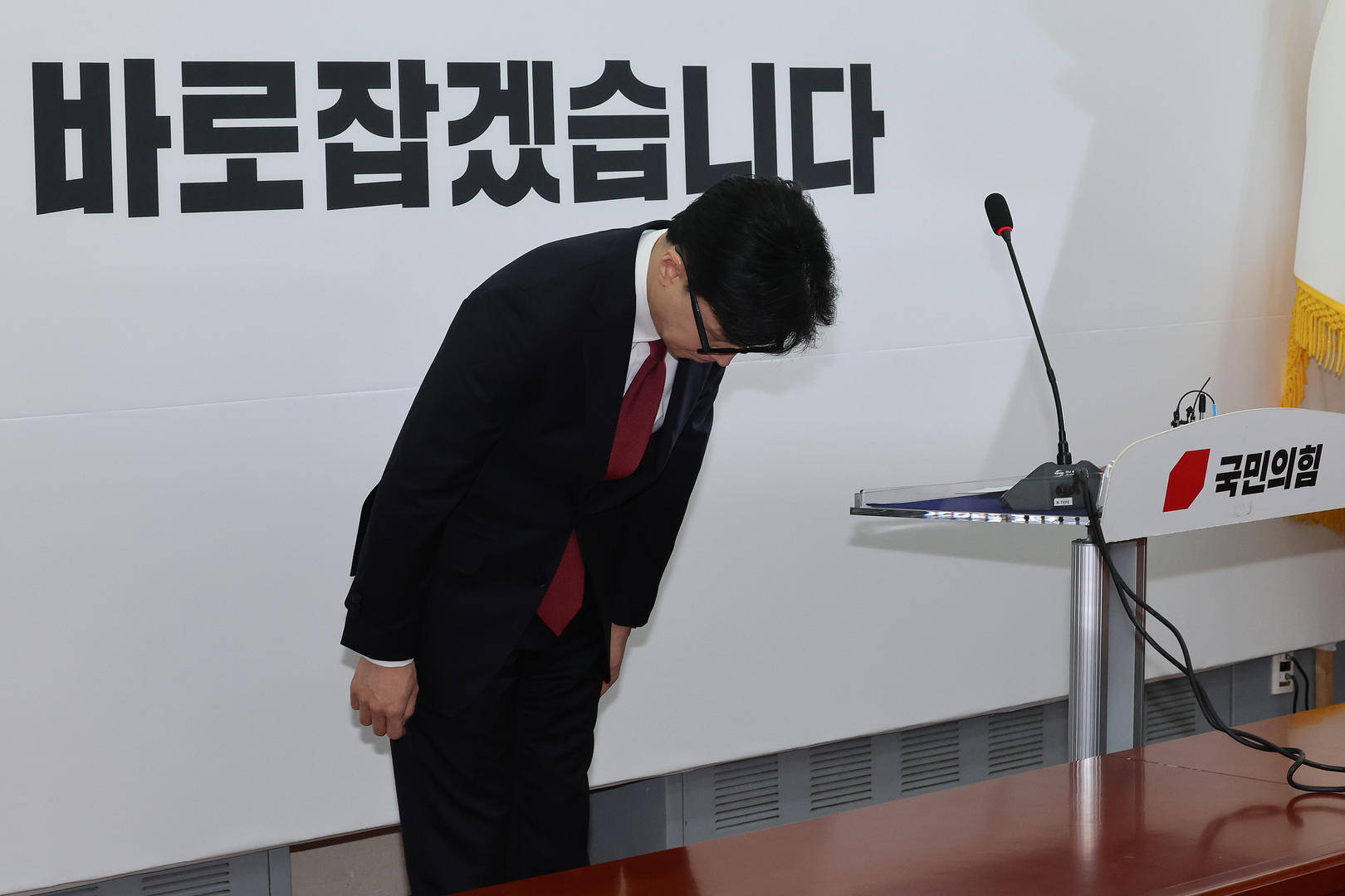 突然主张弹劾总统的韩国执政党党首：曾获尹锡悦多次提拔<strong></p>
<p>金山虚拟币</strong>，后因第一夫人惹怒“亲尹派”