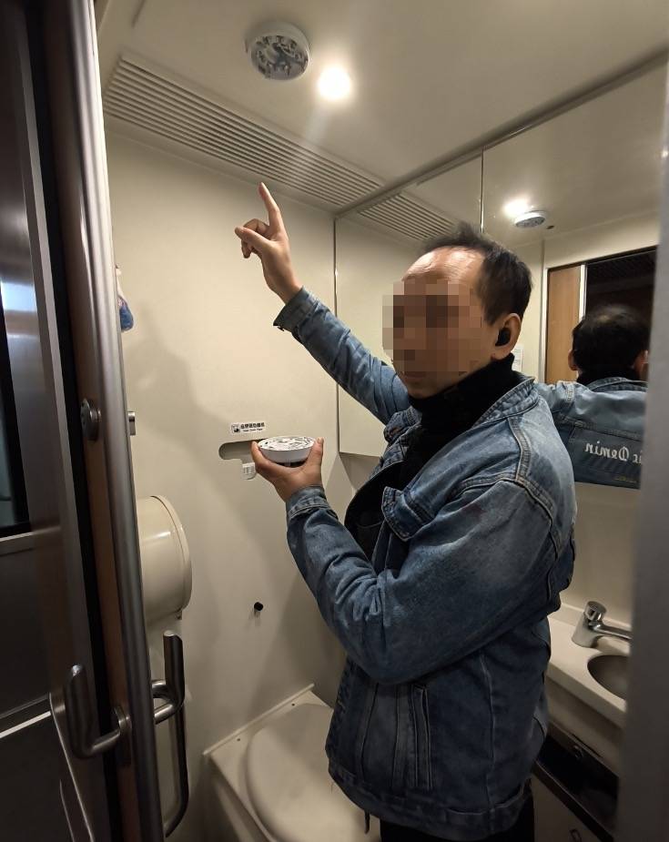 男子为了在动车抽烟防止被查<strong></p>
<p>虚拟币全球</strong>，竟把烟雾报警器给拆了！铁警：拘留