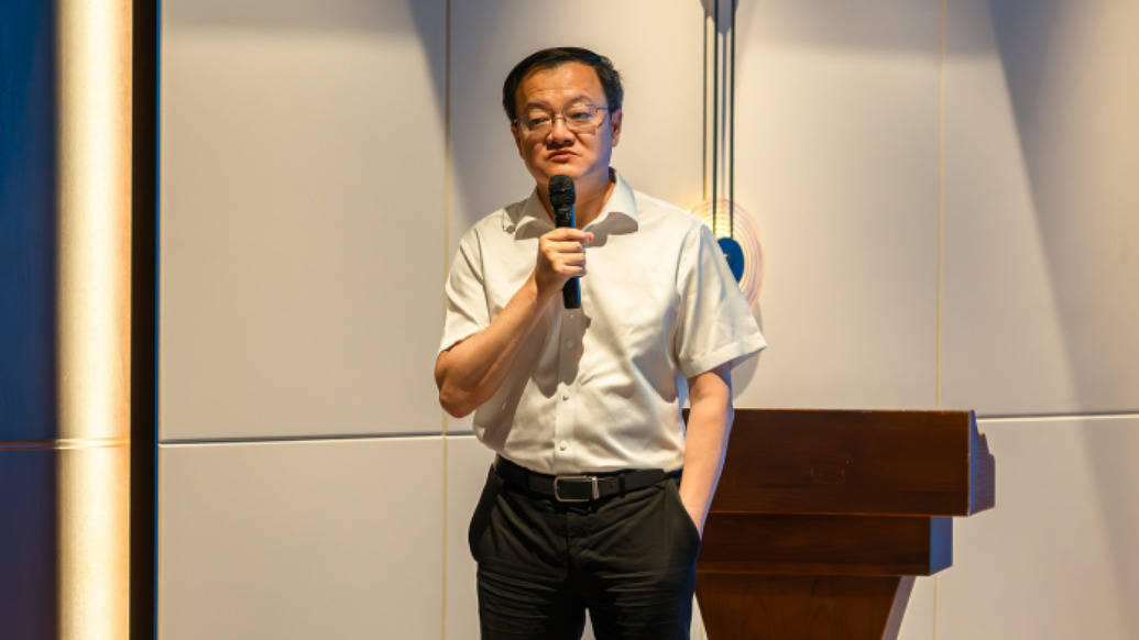 浙大校长杜江峰坦诚回应“论文署名中科大”<strong></p>
<p>中国央行副行长虚拟币</strong>，网友点赞