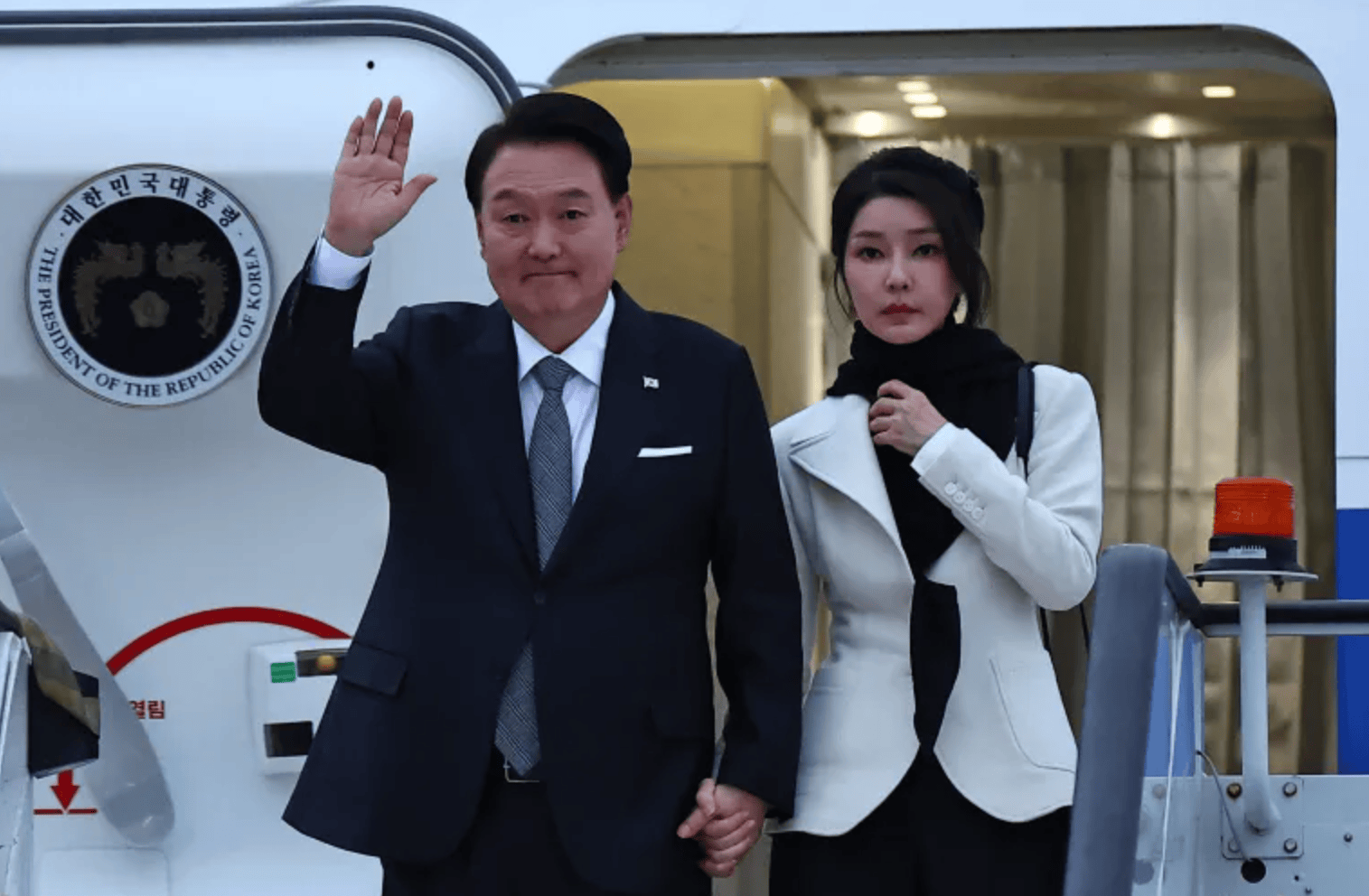 韩总统尹锡悦手机通话记录被查<strong></p>
<p>中国央行副行长虚拟币</strong>，第一夫人被曝“戒严当天从整形医院匆忙返回官邸”