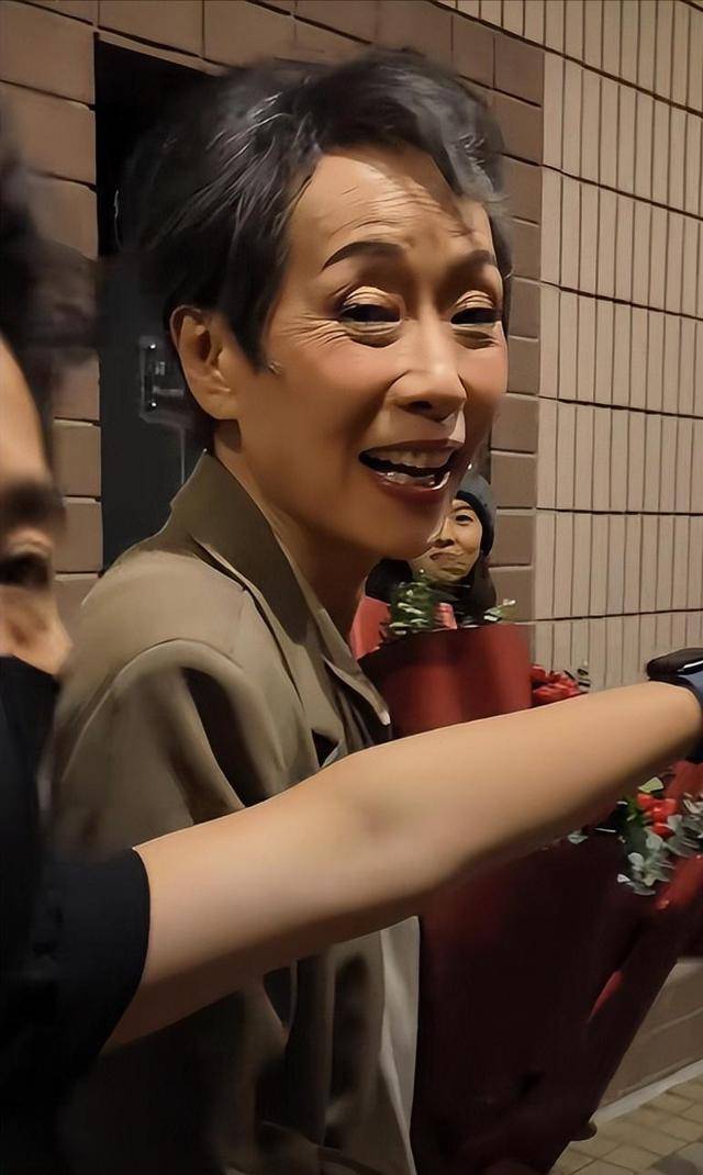 曝61岁叶童香港行生图<strong></p>
<p>虚拟币返点怎么做会计处理</strong>，身材干瘪脸上画大浓妆，多人追着索要签名