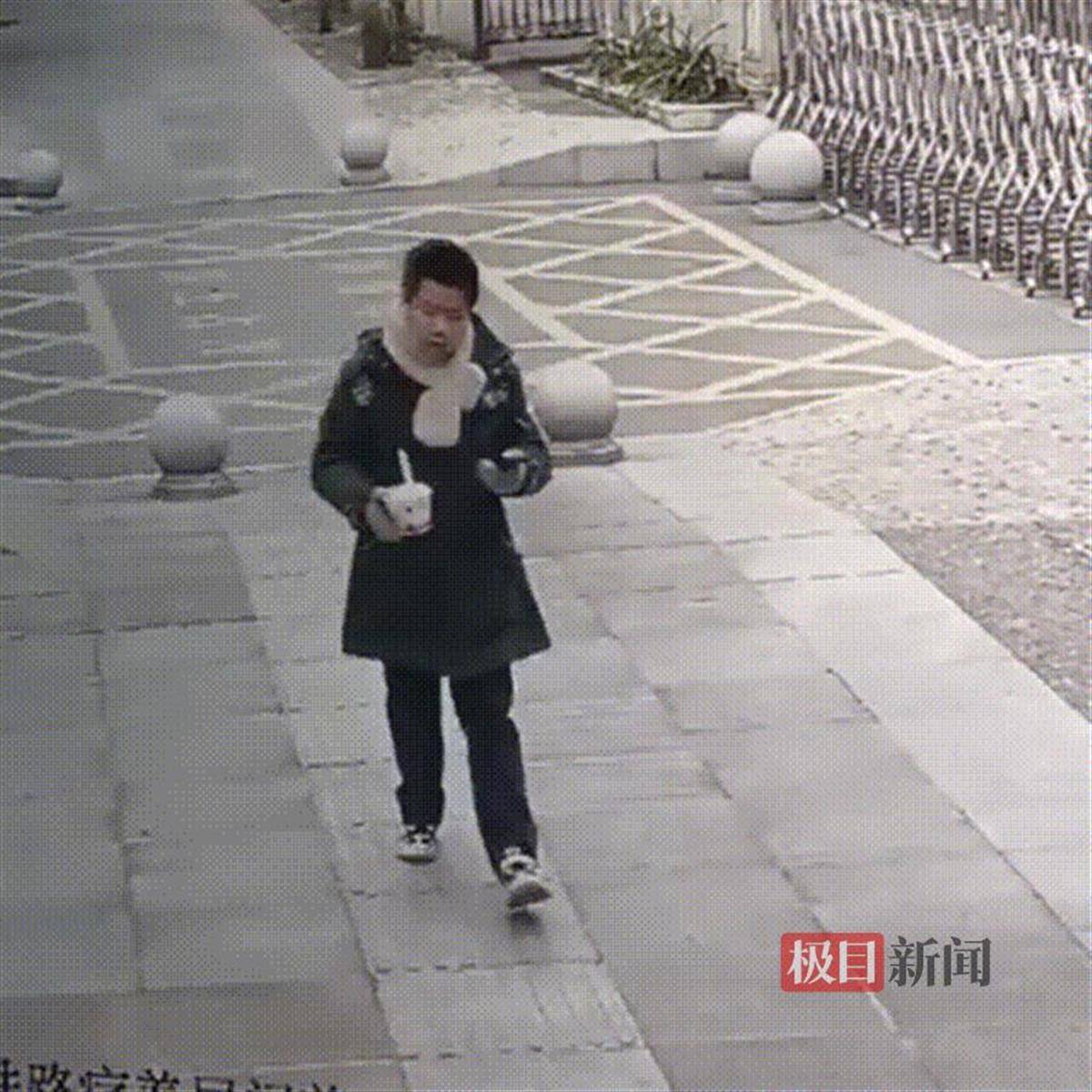 湖北咸宁一学生放学路上捡到手机交给警方<strong></p>
<p>NYBC虚拟币</strong>，民警和失主进校给他送“大礼包”