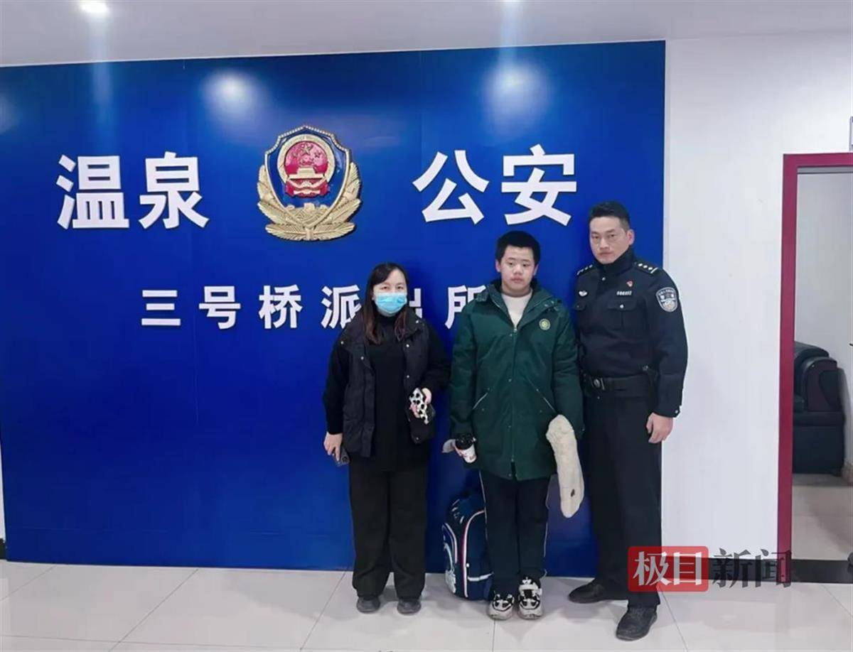 湖北咸宁一学生放学路上捡到手机交给警方<strong></p>
<p>NYBC虚拟币</strong>，民警和失主进校给他送“大礼包”