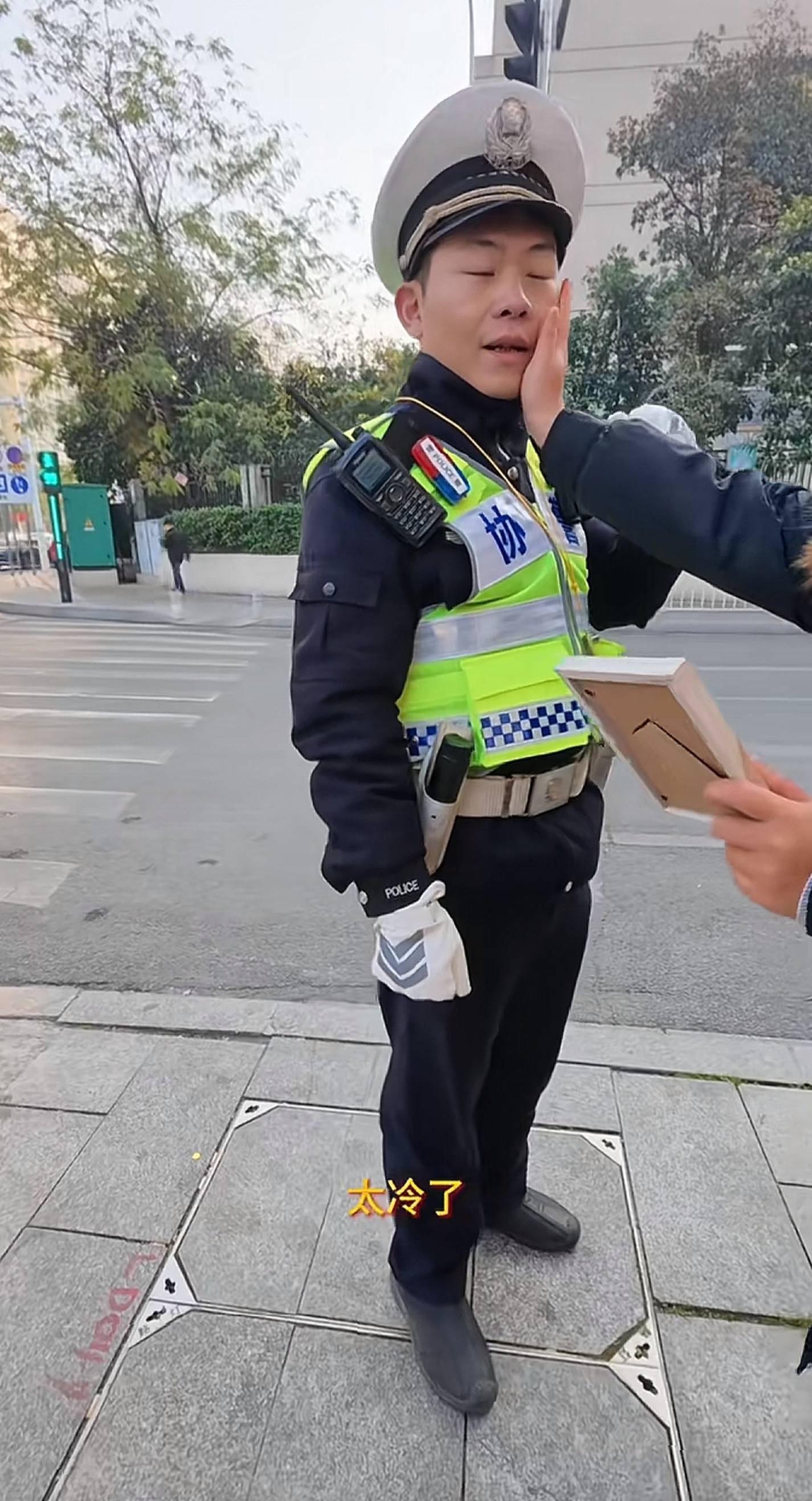 “原来你这么棒啊！”长沙协警执完勤被妻子宠溺“摸脸杀”<strong></p>
<p>虚拟币新手指南</strong>，摄影师拍下幸福一刻