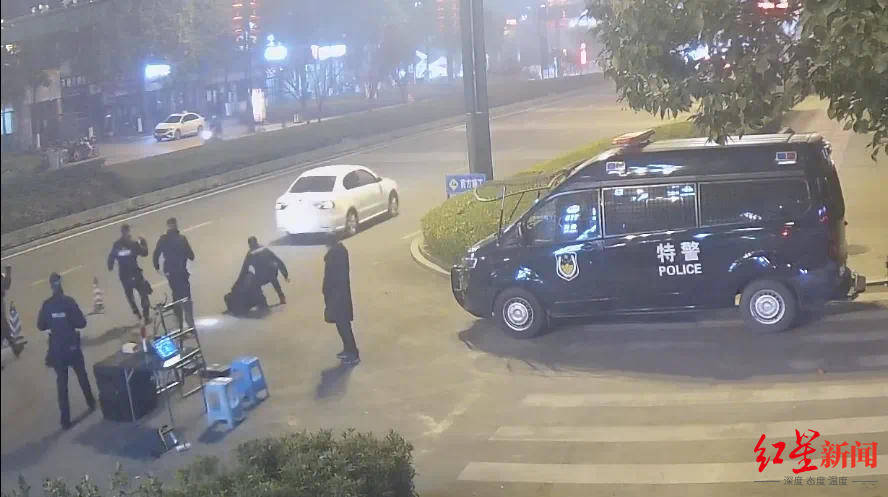 男子车内放疑似枪支遇检查强行冲卡致一辅警被拖行受伤<strong></p>
<p>收虚拟币币图片</strong>，已被抓获！“枪支”正在鉴定