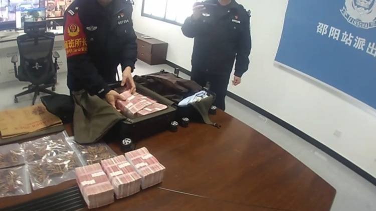 开往南宁的列车上<strong></p>
<p>虚拟币最新上市</strong>，装有70万现金行李箱被遗落……