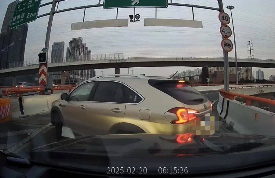离谱！事发上海高架<strong></p>
<p>2018虚拟币牛市</strong>，一SUV开错路，竟原地掉头逆行
