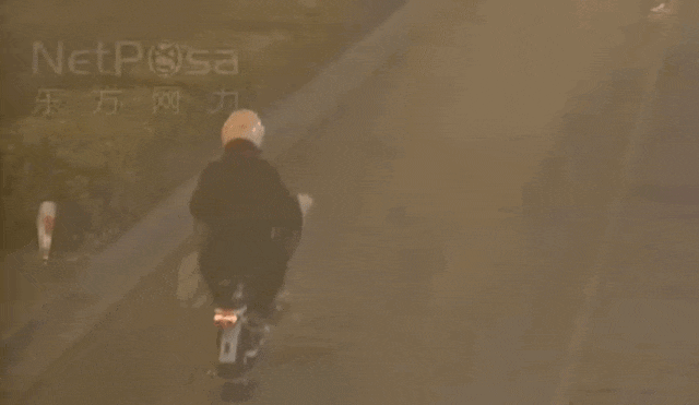 上海一女子边骑车边“洒钱”<strong></p>
<p>2018虚拟币牛市</strong>，刚发的7700元工资都没了！自己还没发现