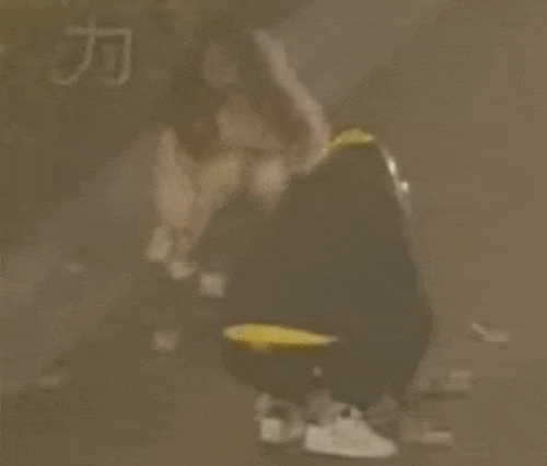 上海一女子边骑车边“洒钱”<strong></p>
<p>2018虚拟币牛市</strong>，刚发的7700元工资都没了！自己还没发现