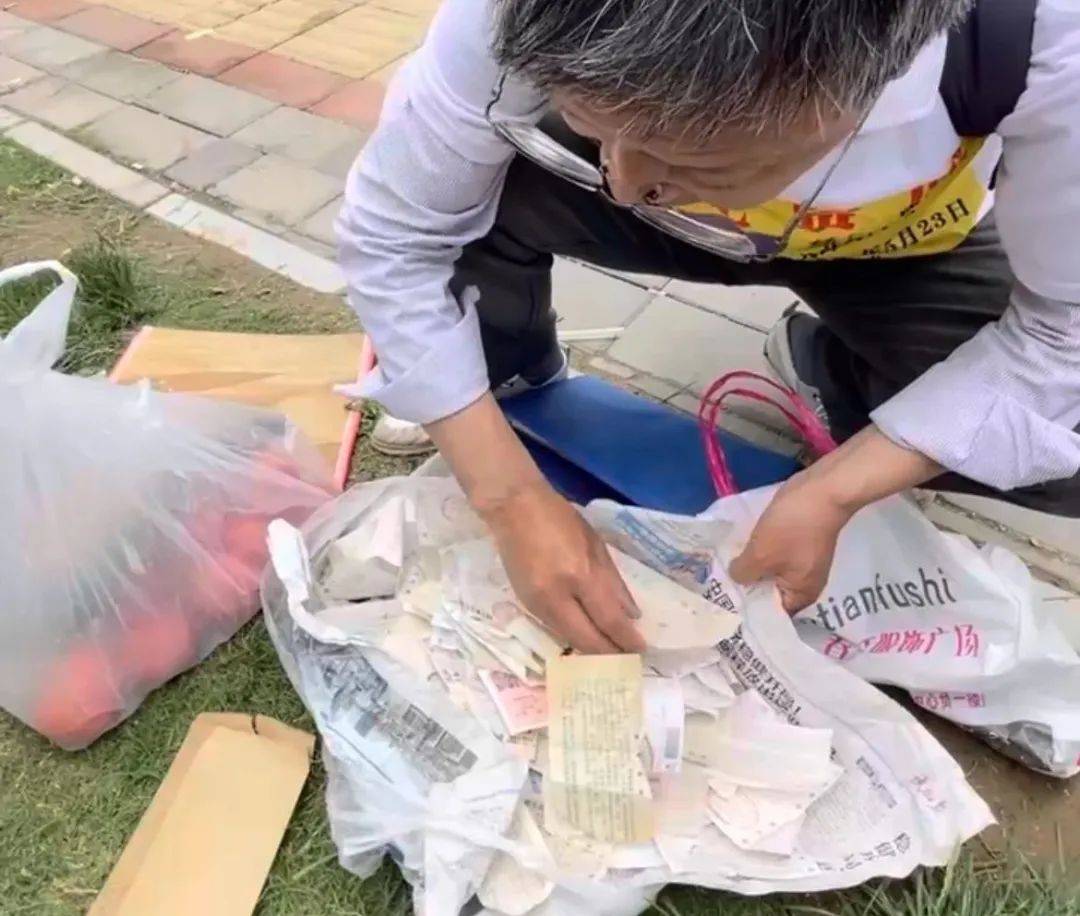42岁男子被亲生父母找到！丢了37年<strong></p>
<p>上市的最近虚拟币</strong>，有房有车，女儿已14岁