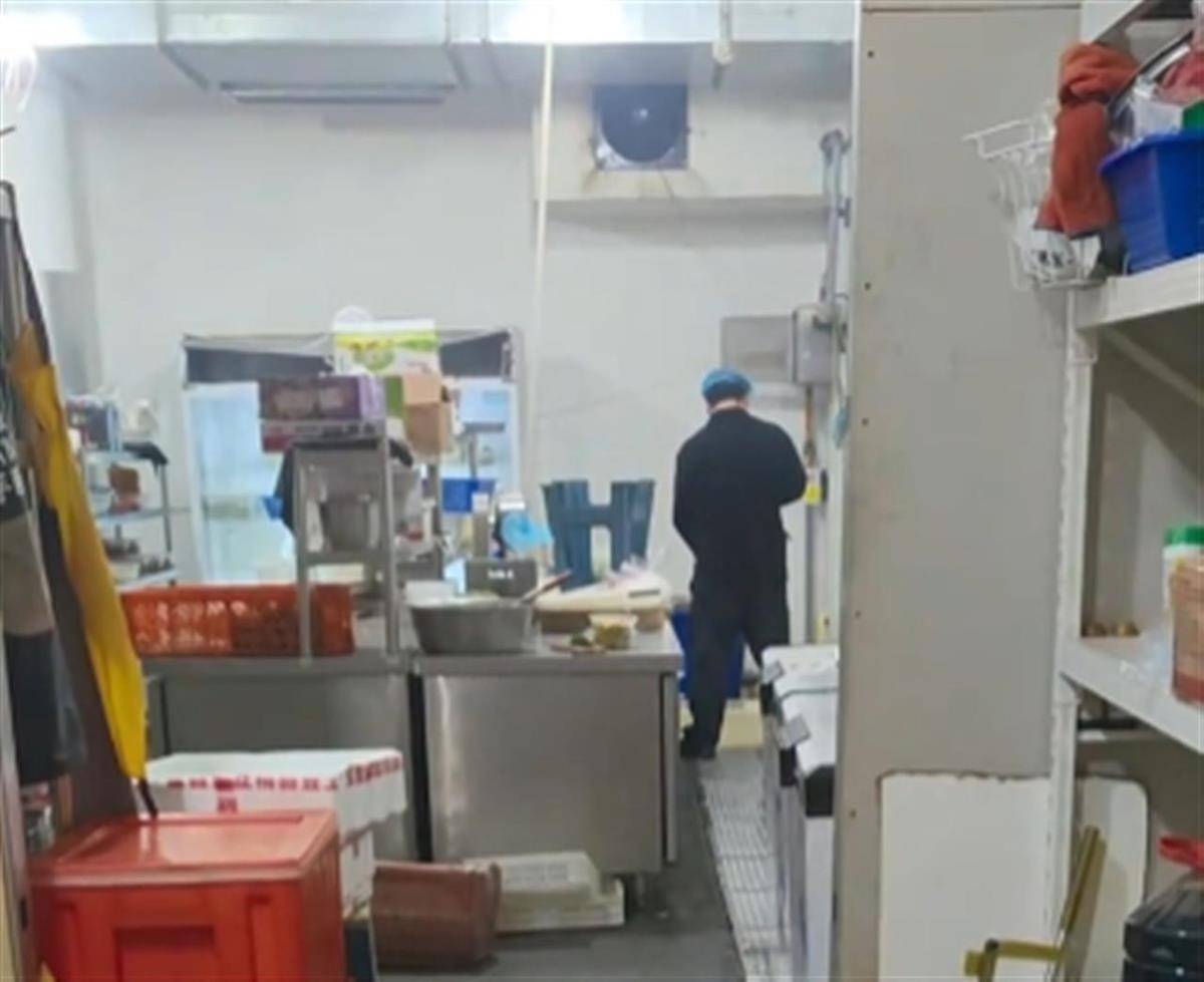 济南一餐厅被举报员工在后厨小便<strong></p>
<p>虚拟币钱包破解</strong>，老板否认，市监部门介入调查