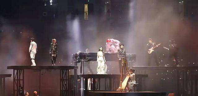 演唱会突发意外！仅用3秒<strong></p>
<p>kln虚拟币</strong>，华晨宇跳下故障升降台