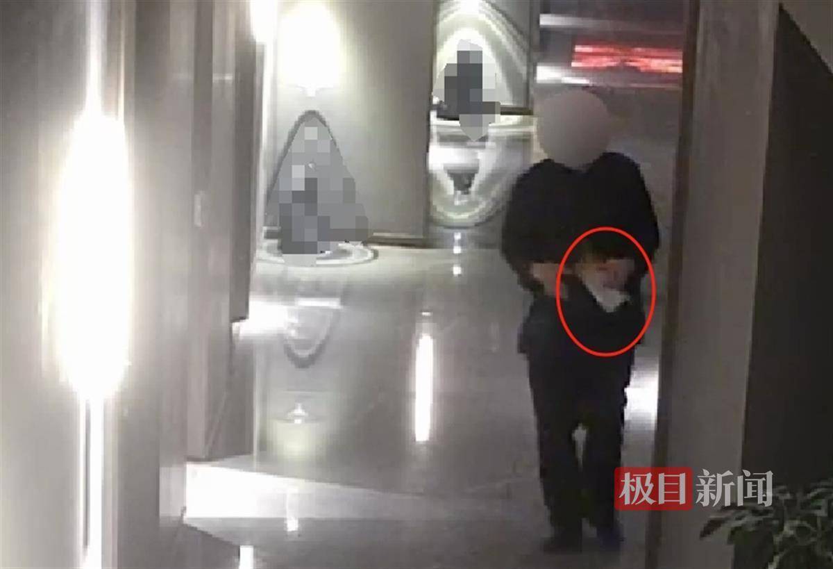 武汉一女子在艺术餐厅请客<strong></p>
<p>游戏虚拟币交易平台</strong>，飞天茅台竟被服务员暗中调包！两人被警方采取刑事强制措施
