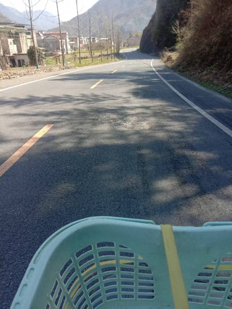 73岁老人骑车带老伴被路面浅坑绊倒<strong></p>
<p>游戏虚拟币交易平台</strong>，事后称“打了一圈投诉电话没人管”