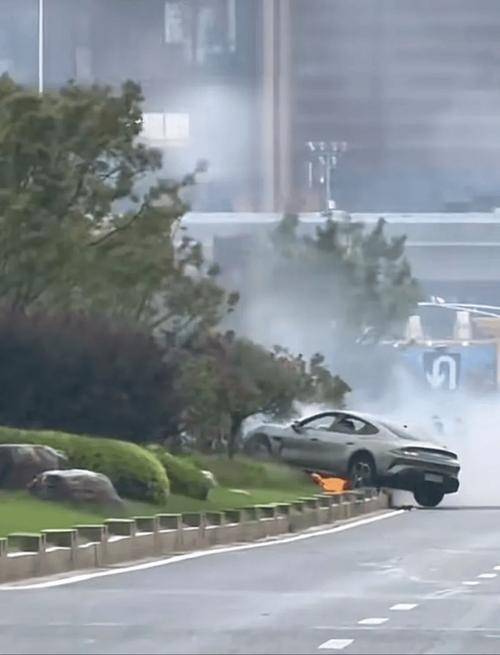 小米SU7高速碰撞爆炸致3人死亡<strong></p>
<p>cic虚拟币如何</strong>，事故原因引关注