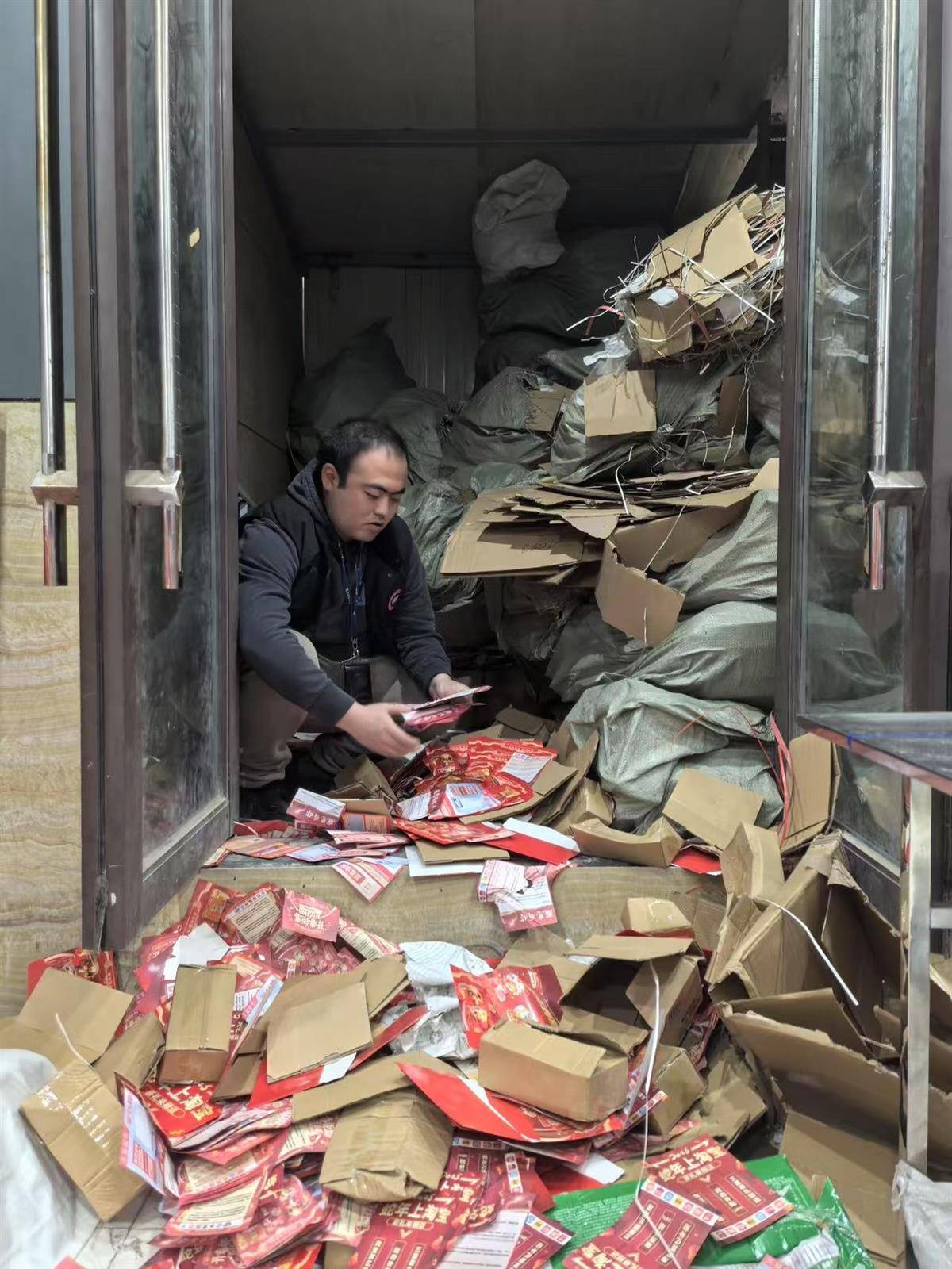 他发出的81万件快递全是电诈卡片<strong></p>
<p>实时行情虚拟币</strong>！武汉江岸警方破获特大诈骗案