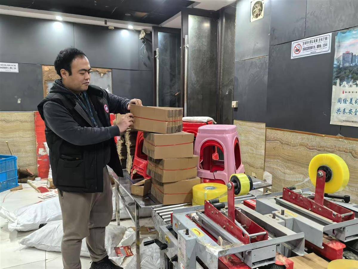 他发出的81万件快递全是电诈卡片<strong></p>
<p>实时行情虚拟币</strong>！武汉江岸警方破获特大诈骗案
