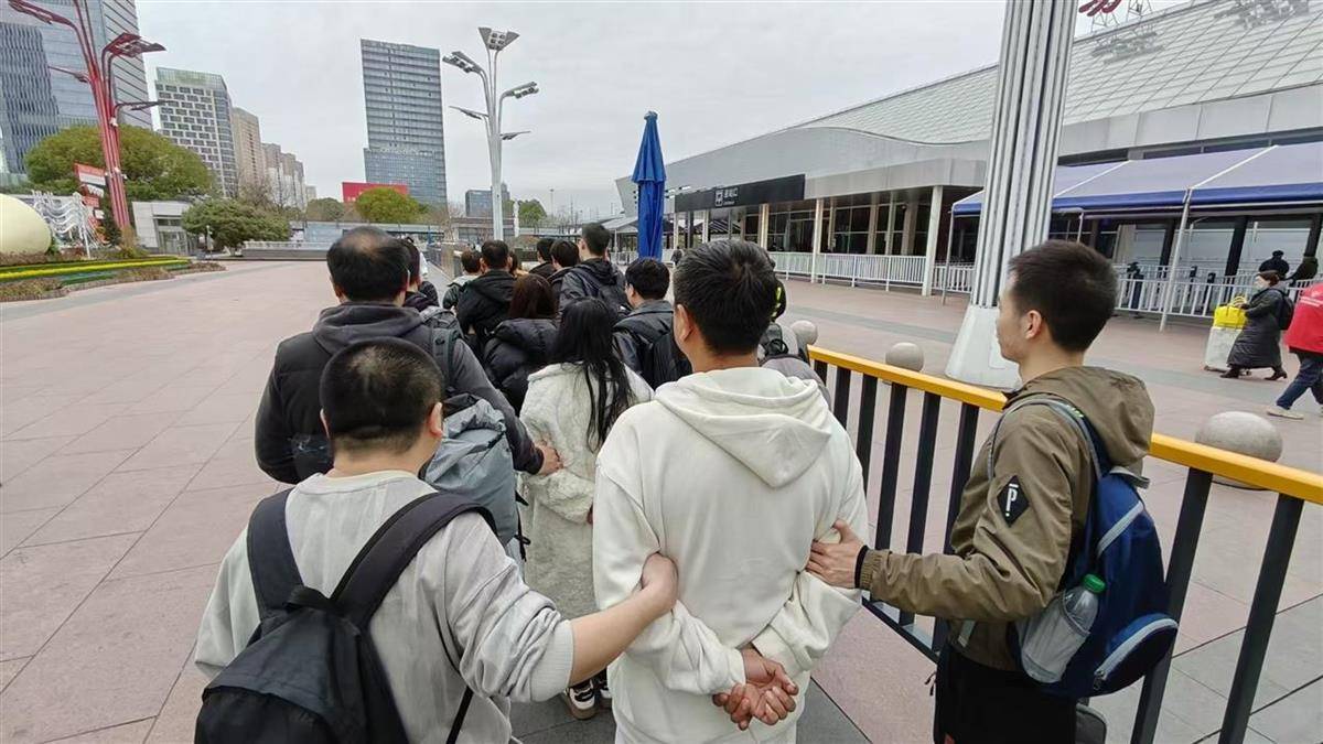 他发出的81万件快递全是电诈卡片<strong></p>
<p>实时行情虚拟币</strong>！武汉江岸警方破获特大诈骗案