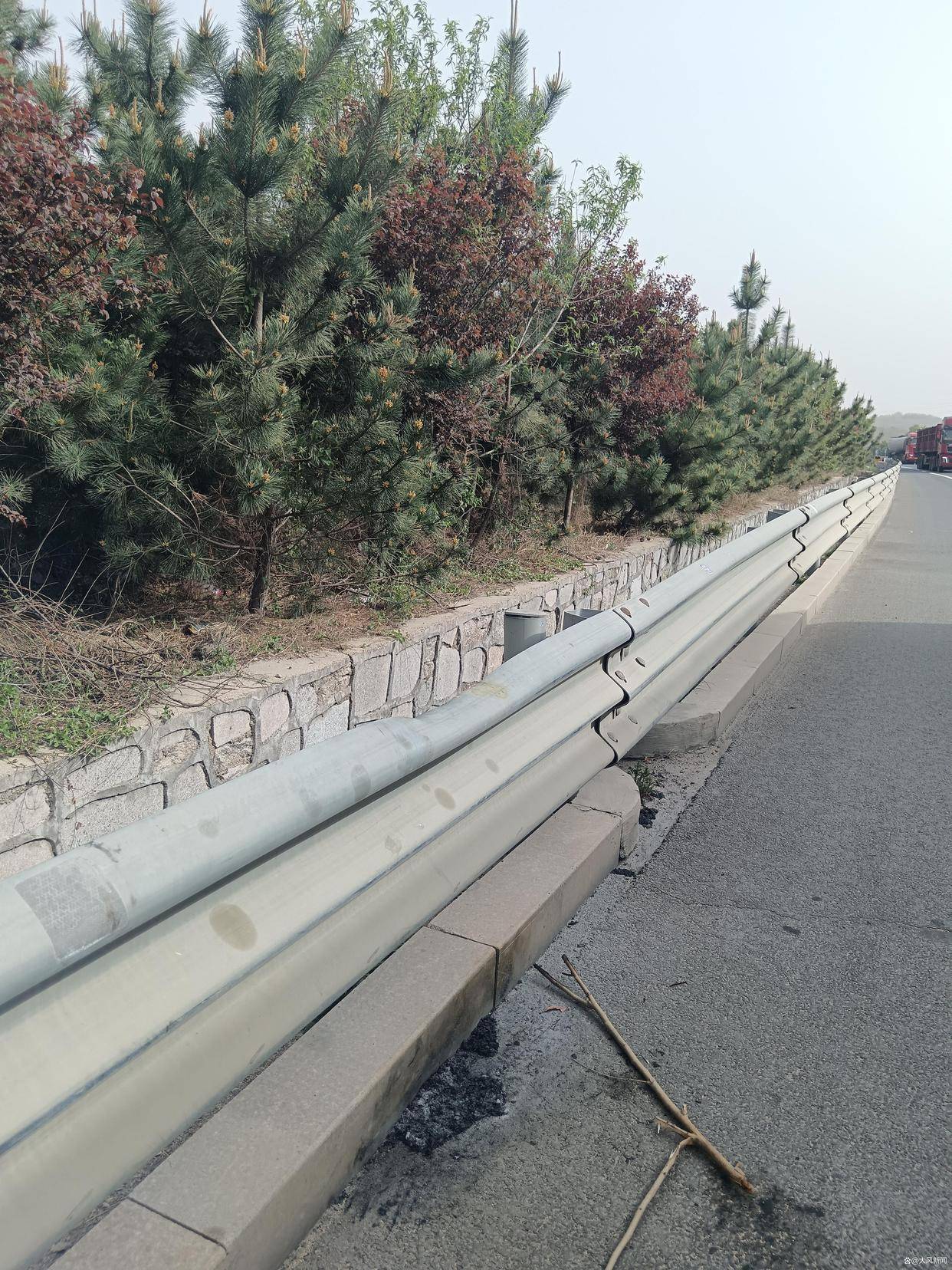 汽修店老板道路救援支千斤顶<strong></p>
<p>zil的虚拟币</strong>，大货车箱体侧翻致其身亡；五莲县警方：不属车祸建议自诉