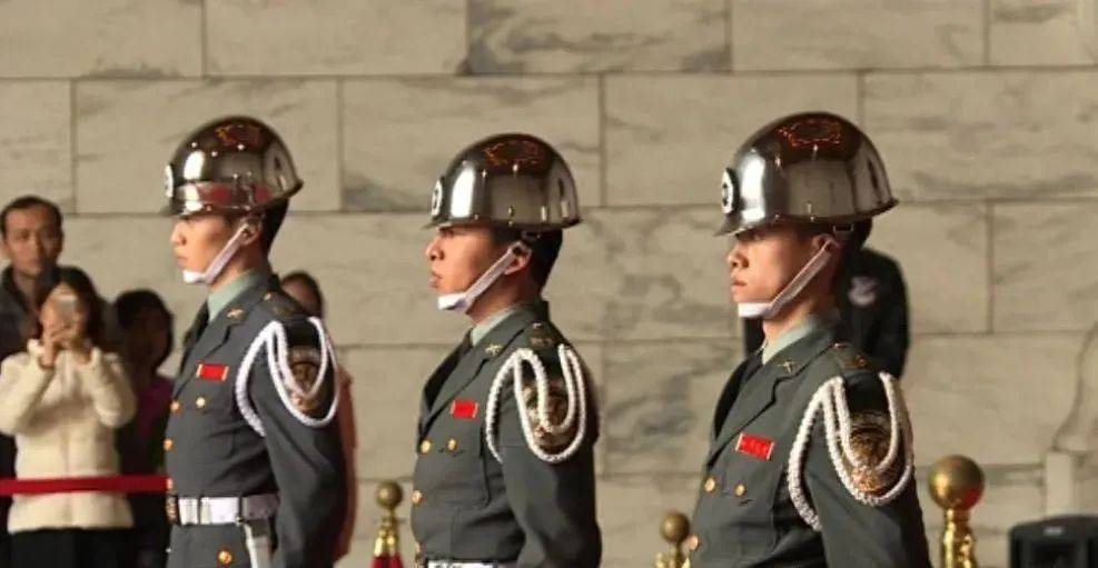 6名台军举五星红旗<strong></p>
<p>国外虚拟币交易中心</strong>，拒为台独当炮灰，台媒：赖清德卫兵也要投诚